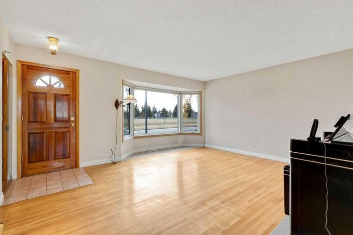 Property Photo:  328 Willow Park Drive SE  AB T2J 0K8 