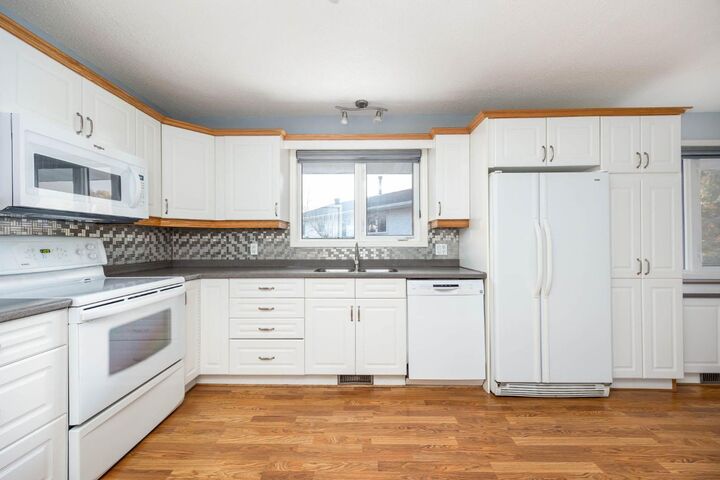 Property Photo:  276 Cochrane Crescent  AB T9K 1J4 