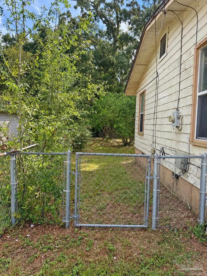 Property Photo:  1202 N F St  FL 32501 