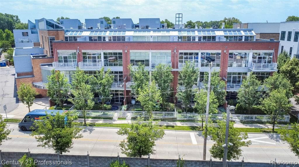 Property Photo: 322 E Harrison Avenue 20 MI 48067