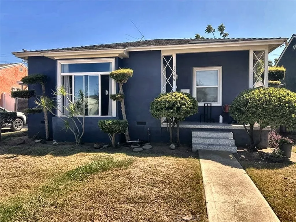 Property Photo:  1946 W 95th  CA 90047 