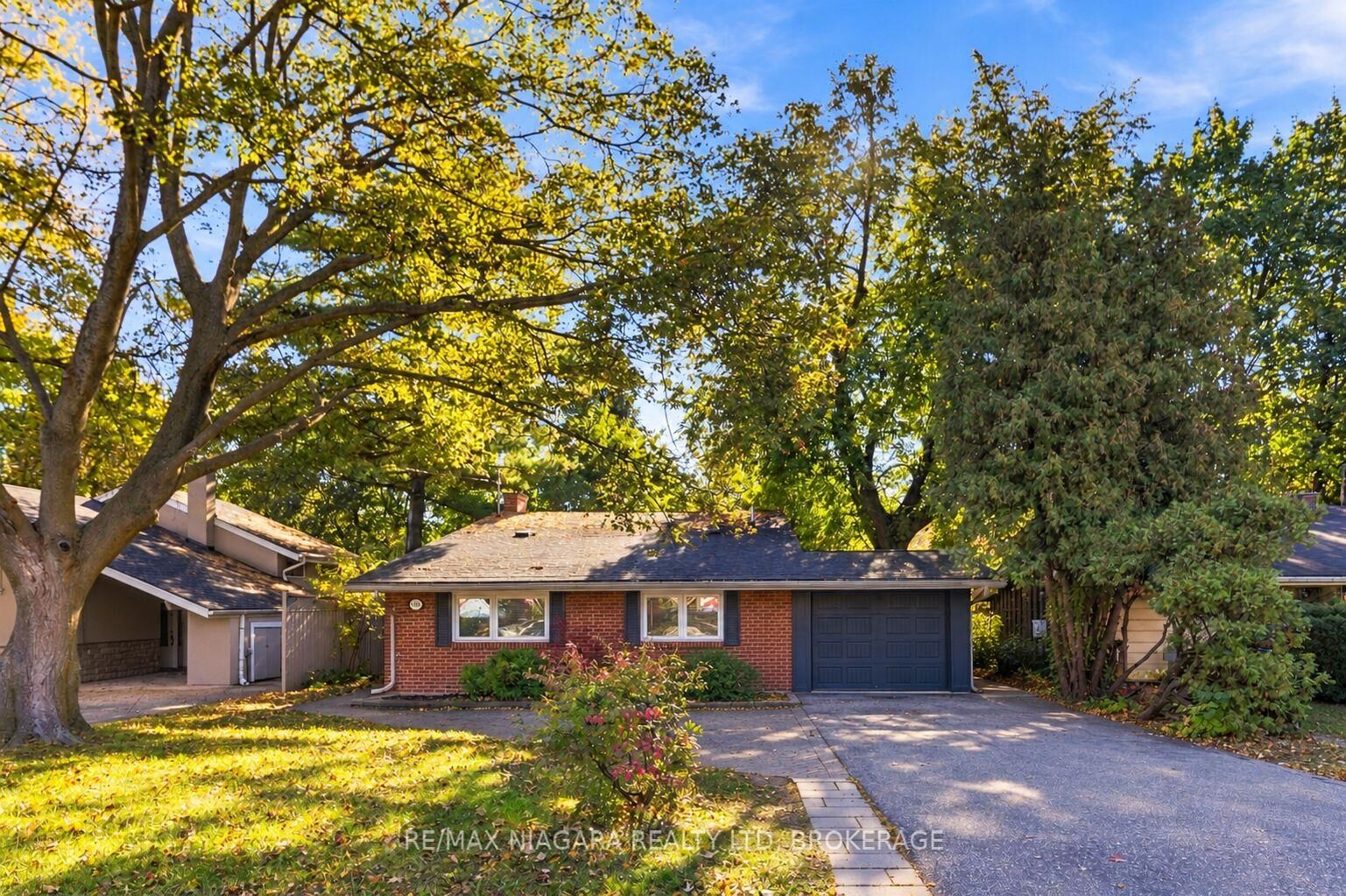 Property Photo:  1852 Truscott Drive Main  ON L5J 2A2 