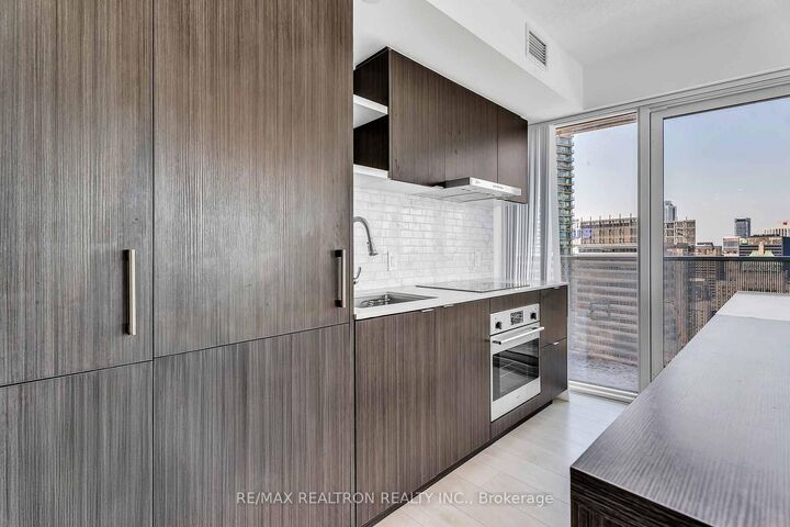 Property Photo:  88 Harbour Street 4004  ON M5J 1B7 