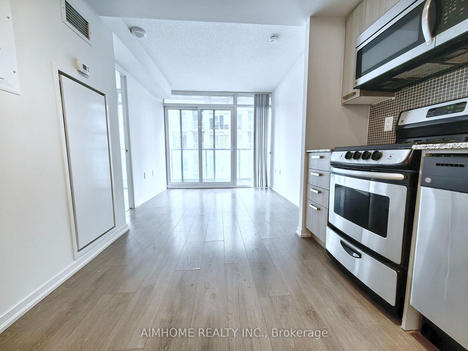Property Photo:  36 Lisgar Street 1916  ON M6J 0C7 