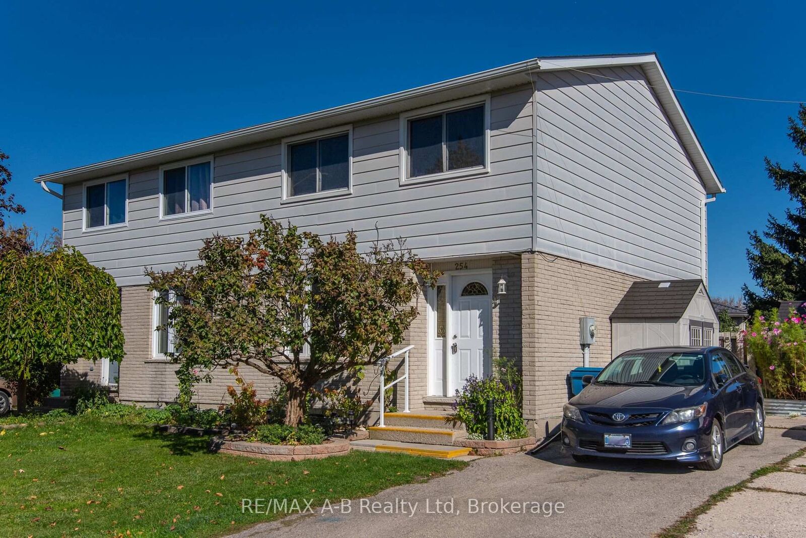 Property Photo:  254 Louise Street  ON N5A 7G6 