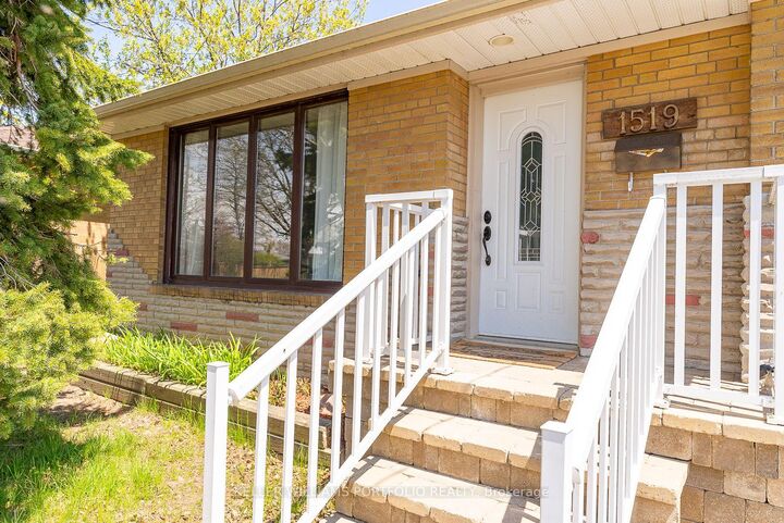 Property Photo:  1519 Lakeside Street Main Flr  ON L1J 3Y4 