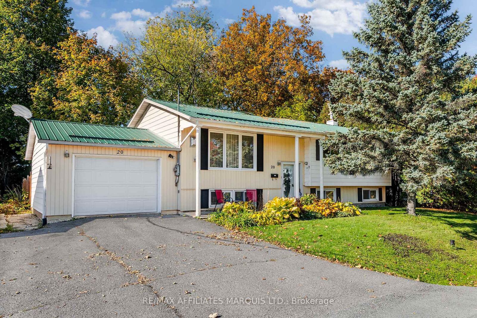 Property Photo:  20 Head Street  ON K0C 1N0 