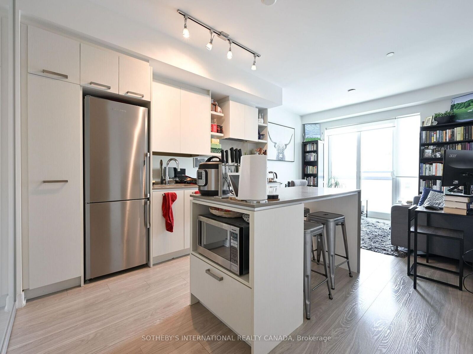 Property Photo:  1830 Bloor Street W 813  ON M6P 0A2 