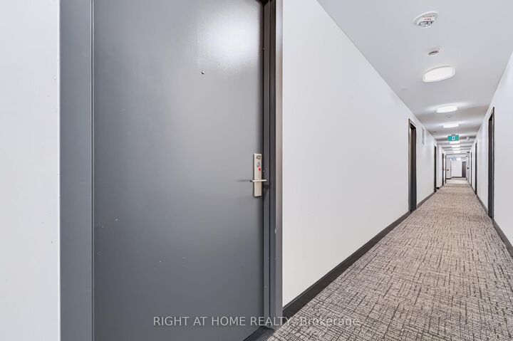Property Photo:  86 Dundas Street E 422  ON L5A 1W4 