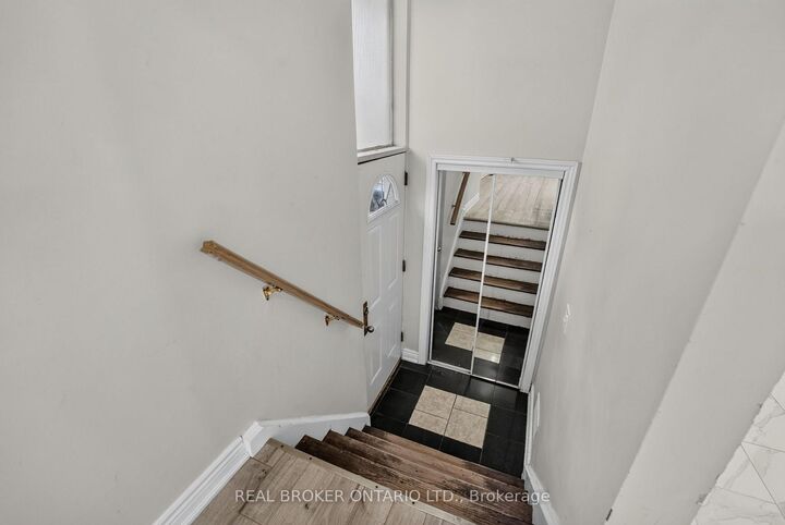 Photo de la propriété:  27 Vange Crescent  ON M9V 3N6 