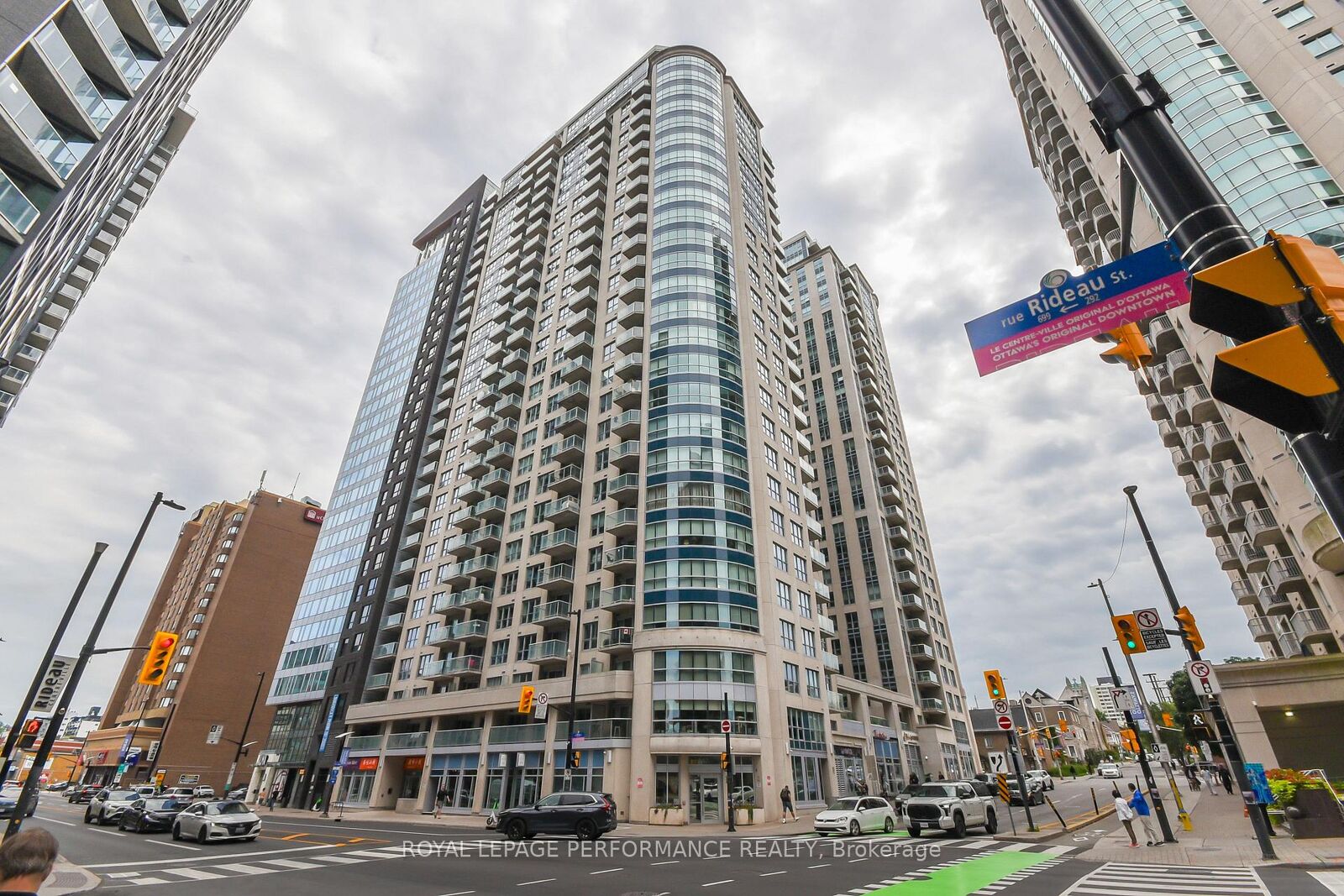 Property Photo:  242 Rideau Street 1808  ON K1N 0B7 