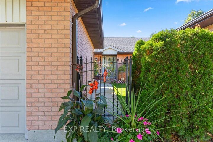 Property Photo:  55 Fiddlers Green Road 33  ON N6H 4T8 