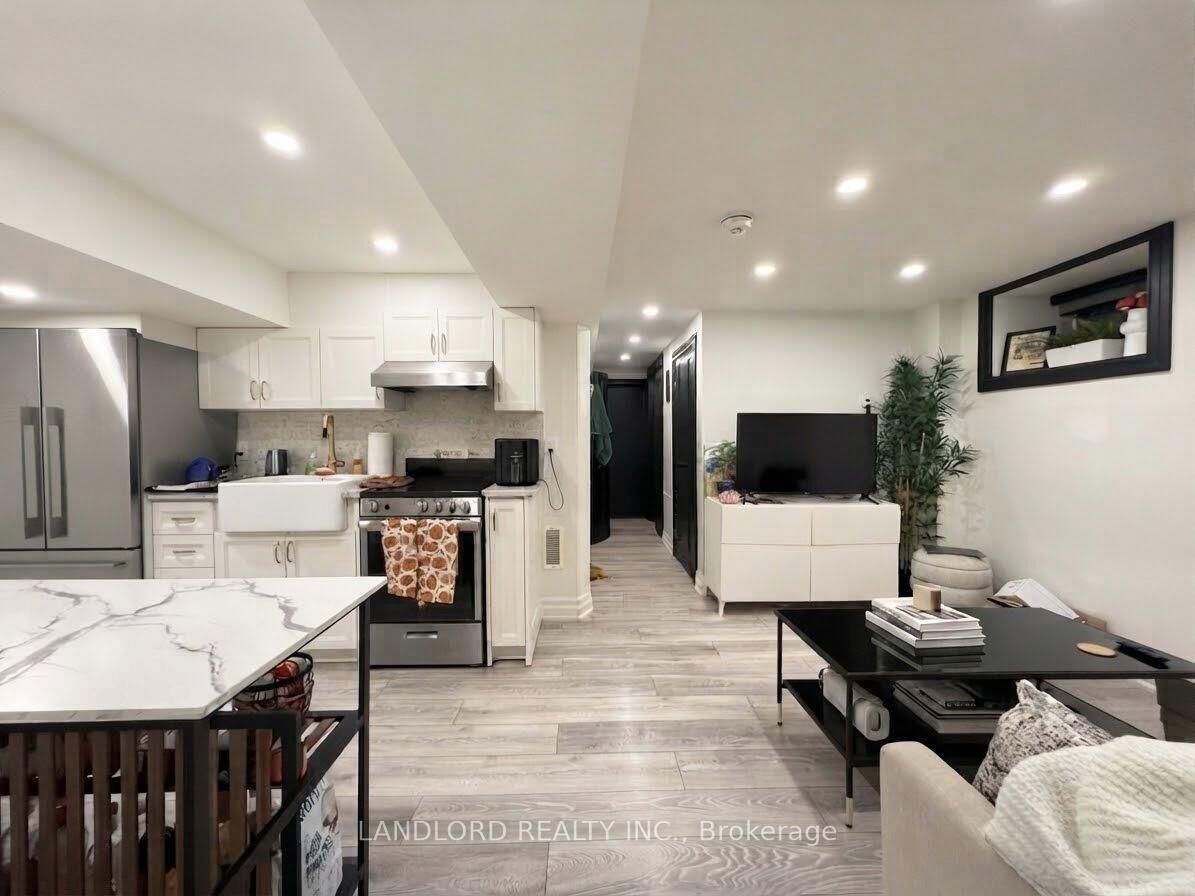 Property Photo:  121 Sorauren Avenue 4  ON M6R 2E3 