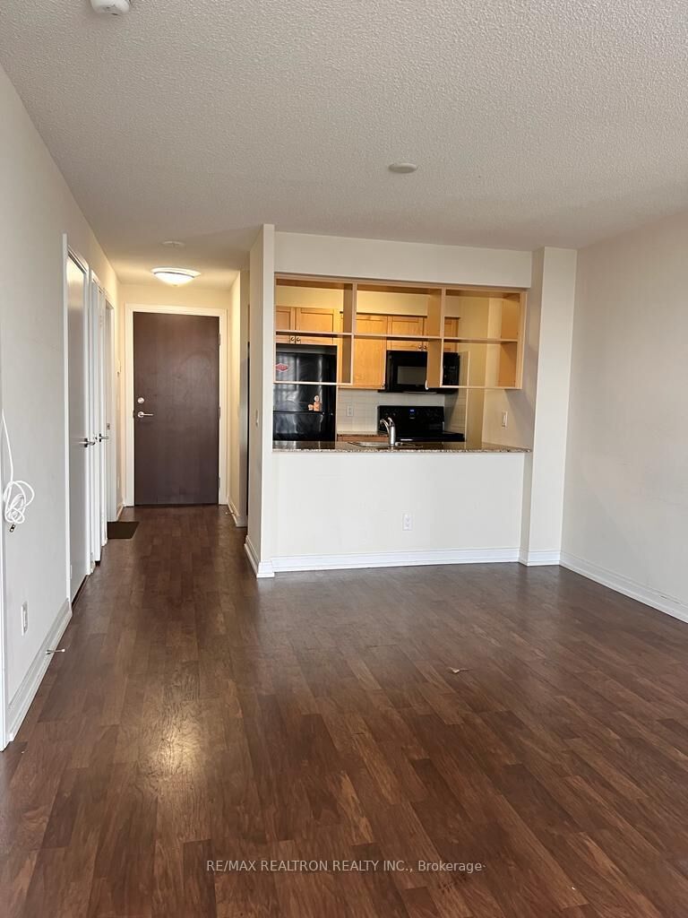 Property Photo: 151 Village Green Square 2804 ON M1S 0K5