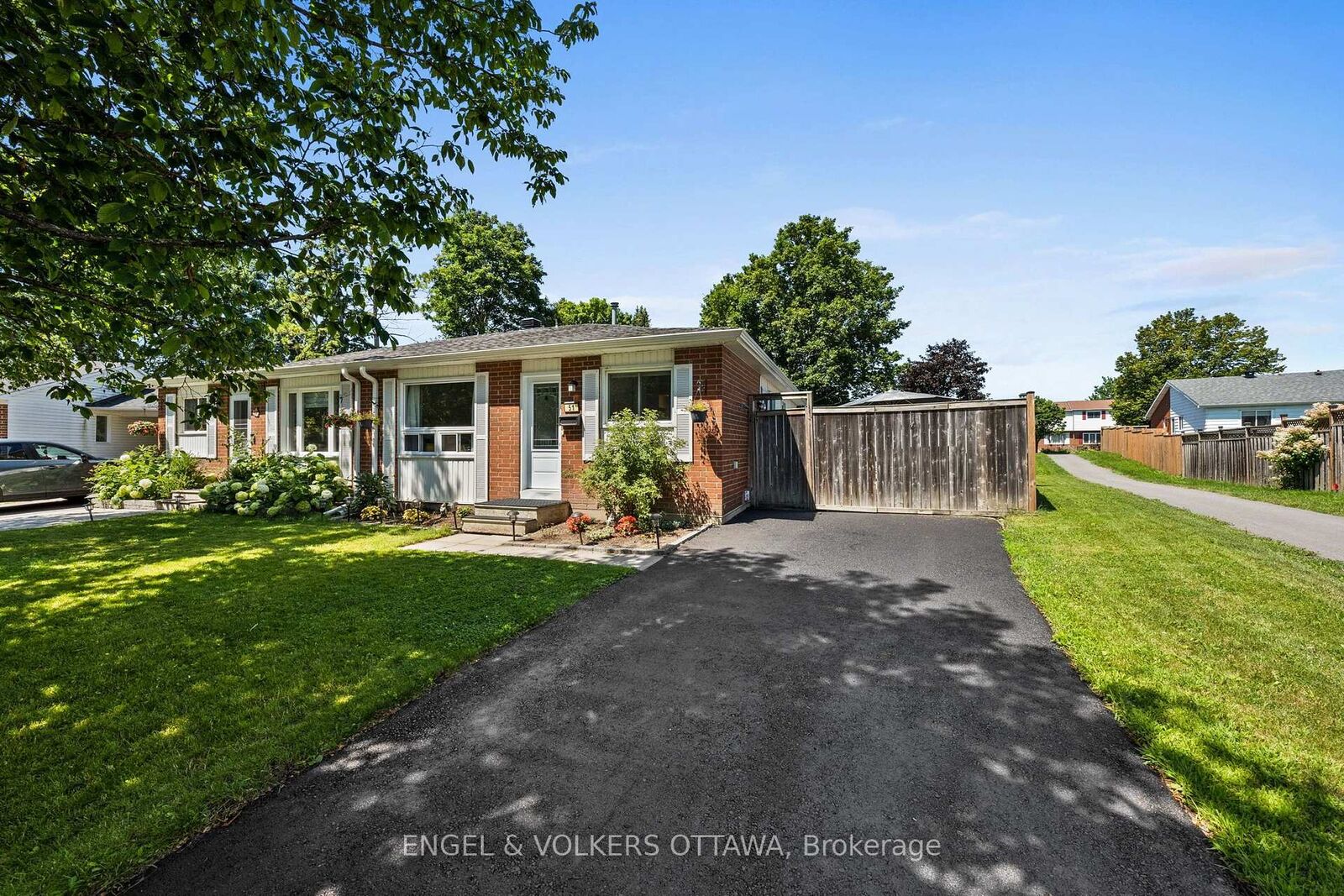 Property Photo:  51 Morton Drive  ON K2L 1W9 