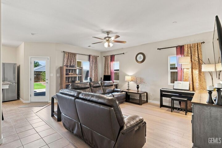 Property Photo:  10826 Avenida Frasca Drive  CA 93311 