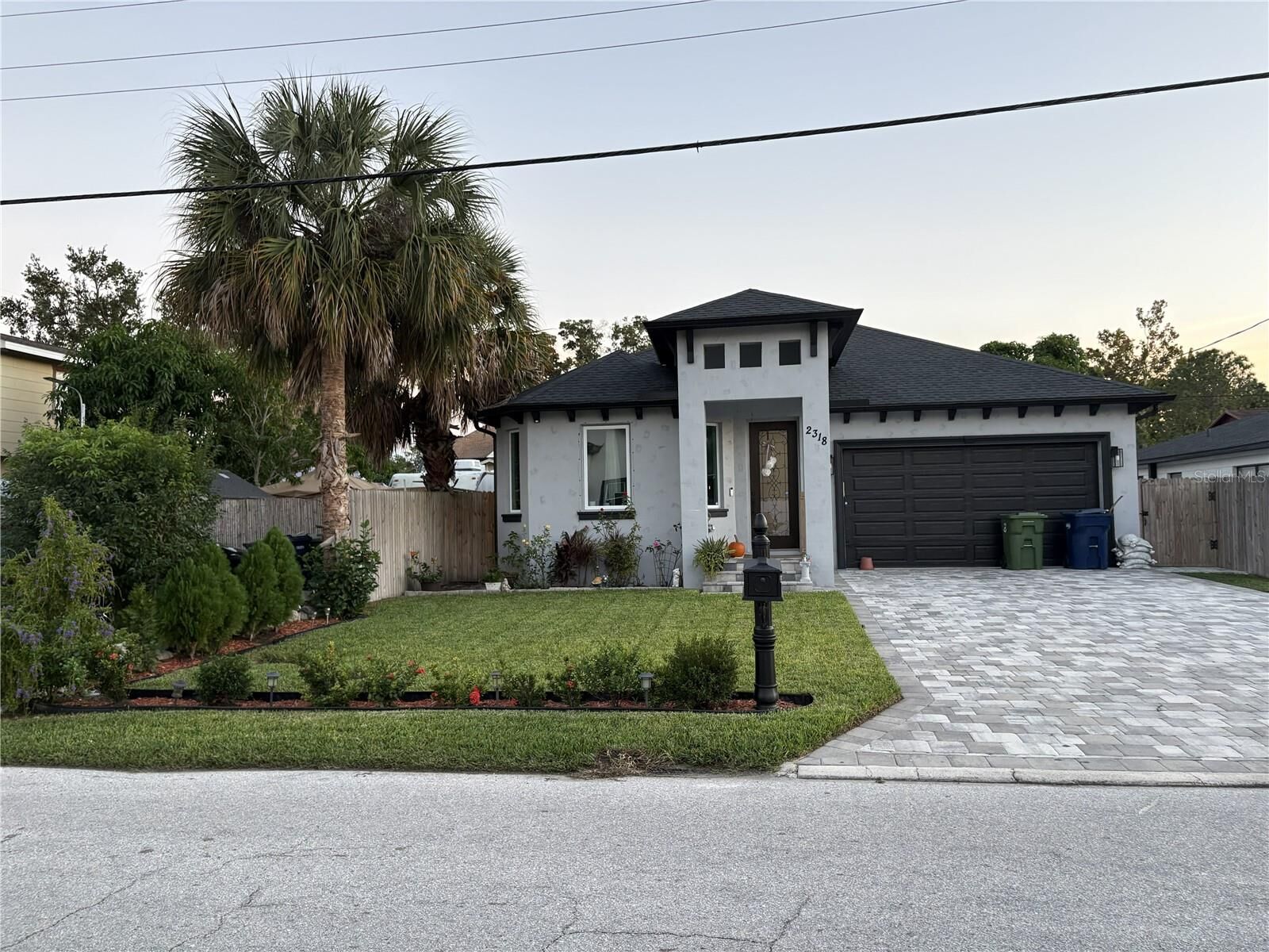 Property Photo: 2318 W Saint John Street FL 33607