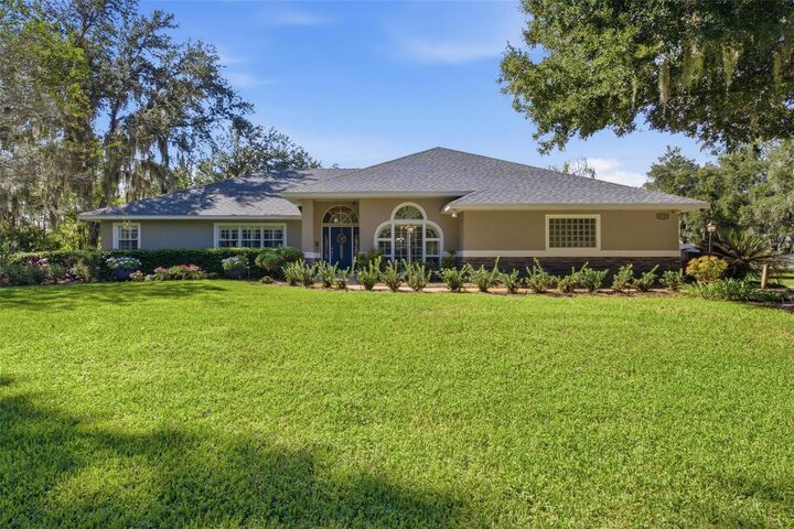 Property Photo:  6750 Tuscawilla Drive  FL 34748 