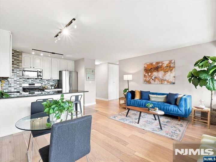 Property Photo:  135 Montgomery Street 8B  NJ 07302 