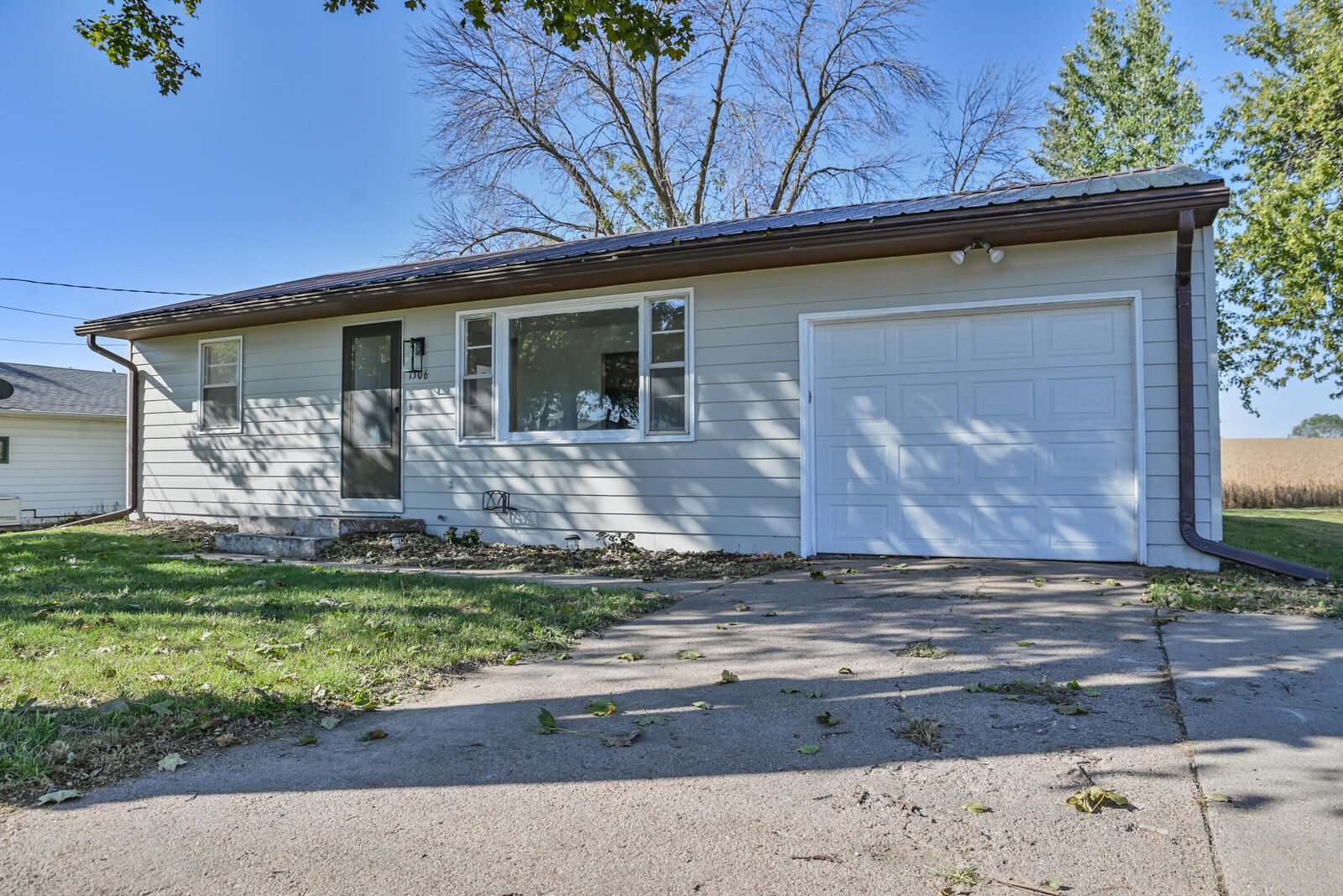 Property Photo: 1306 Maple Street IA 51652