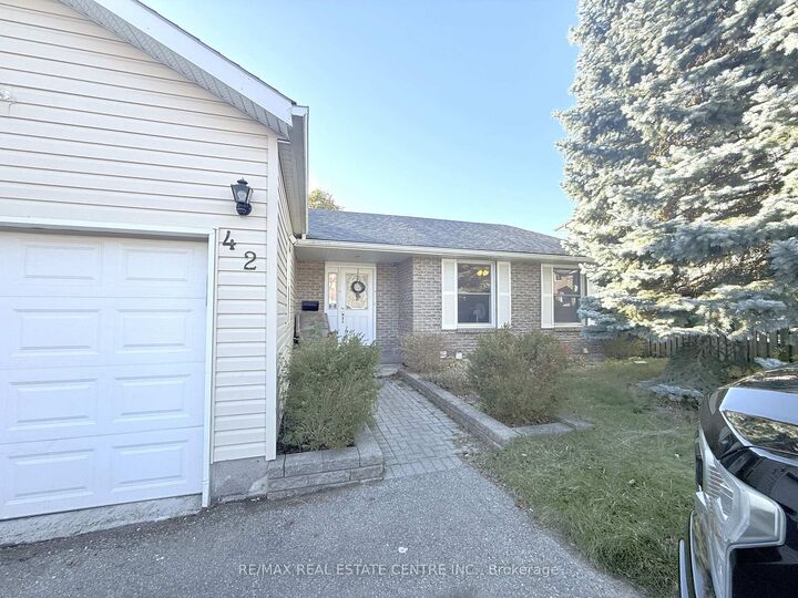 Property Photo:  42 Southwood Court  ON N2E 2H9 