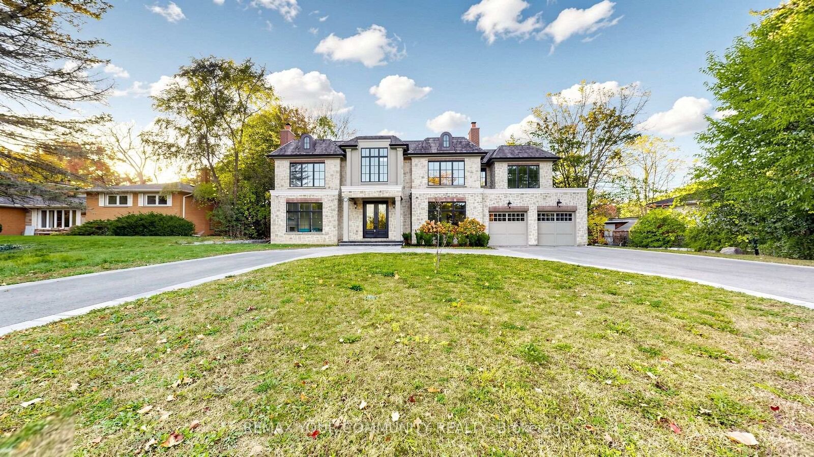 Property Photo:  1427 Lakeshore Road W  ON L6L 1G4 