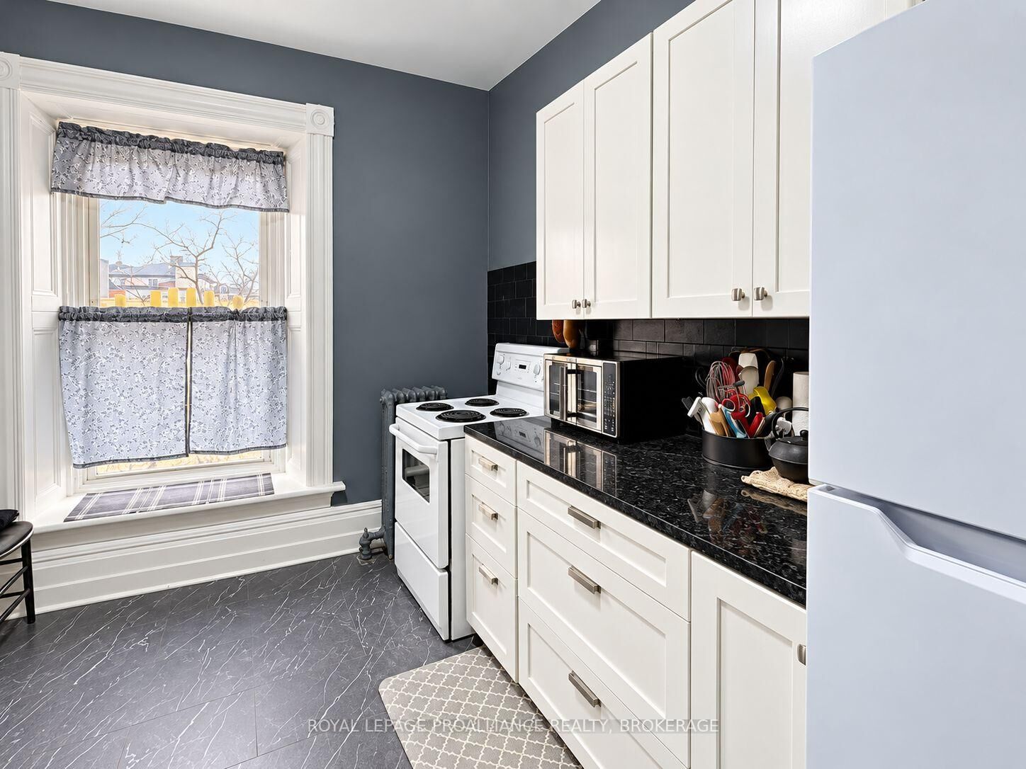 Property Photo:  33 King Street W 3  ON K6V 3P7 