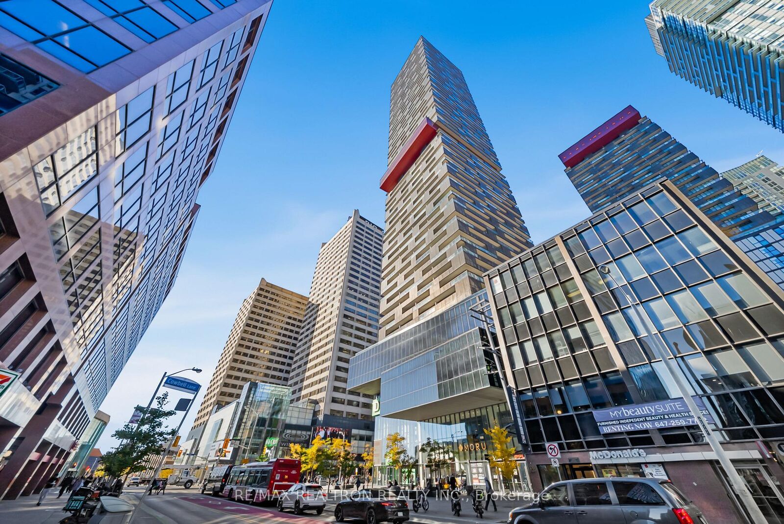 Property Photo:  8 Eglinton Avenue E 4711  ON M4P 1A6 