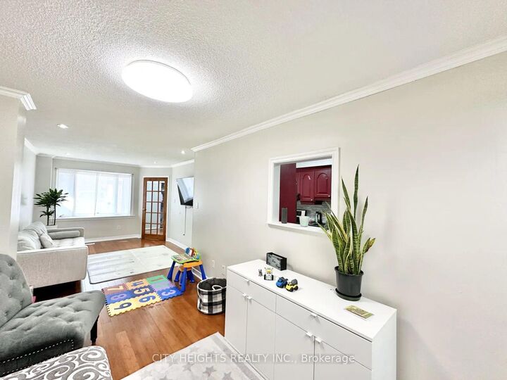 Property Photo:  35 Mansewood Gardens  ON M1E 5A4 