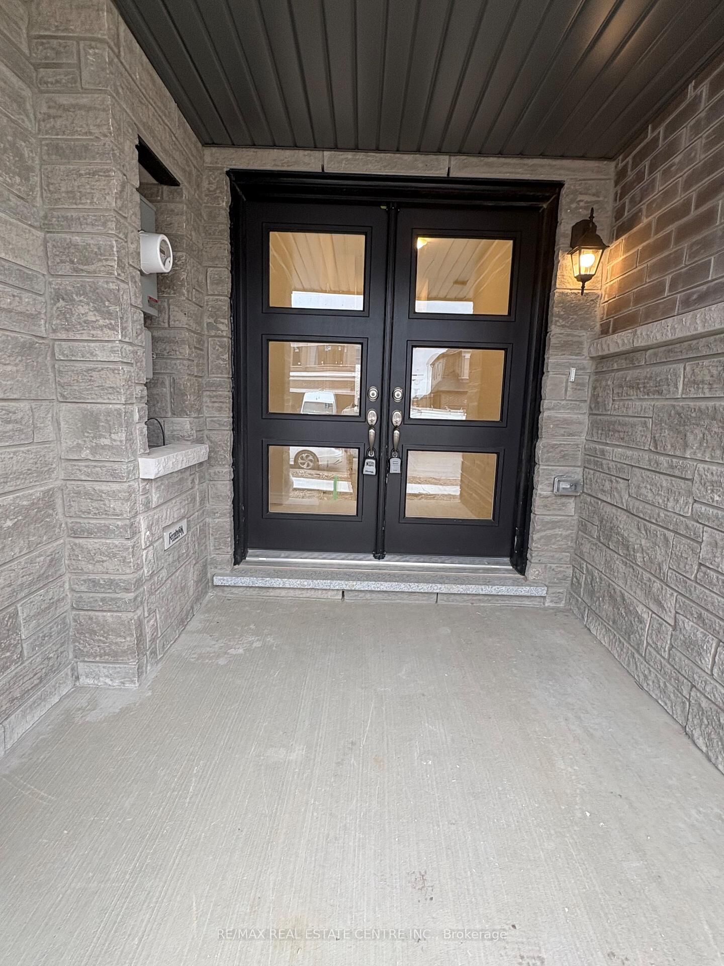 Property Photo:  1911 Upper Thames Drive  ON N4S 7W2 