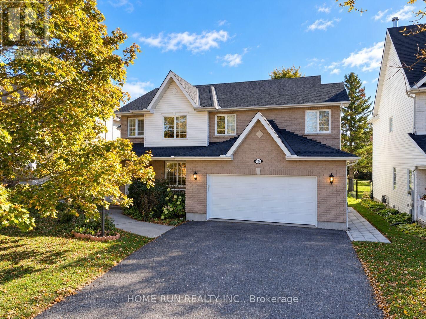 Property Photo:  124 Ridgefield Crescent  ON K2H 6T3 