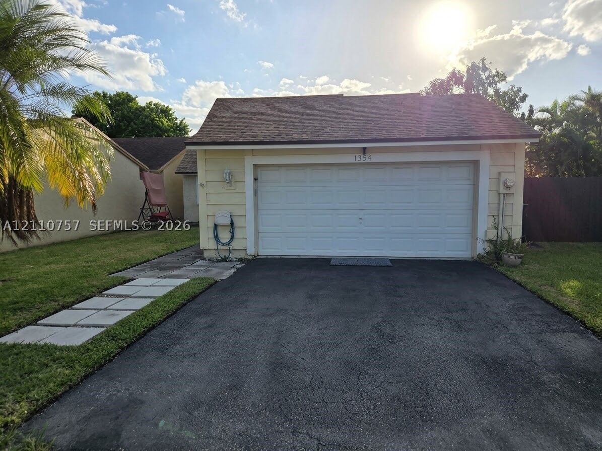 Property Photo:  1354 Pelican Ct  FL 33035 