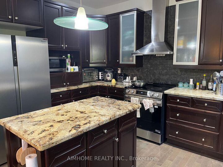 Property Photo:  16 Hearthside Avenue Room 1  ON L4E 5E7 