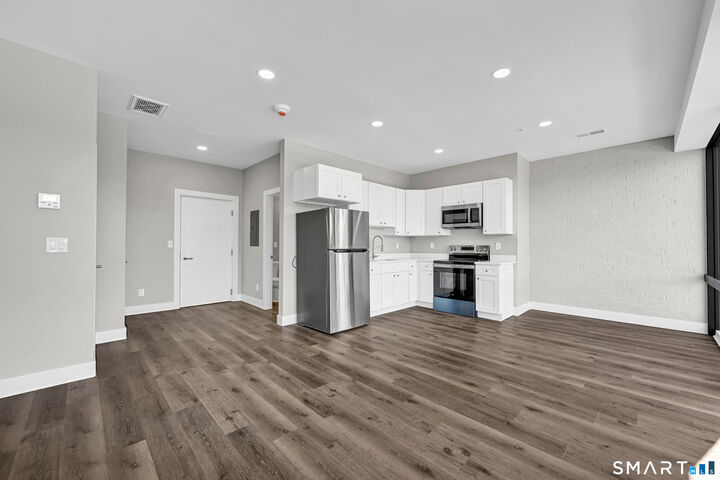 Property Photo:  1 West Main Street 2H  CT 06451 
