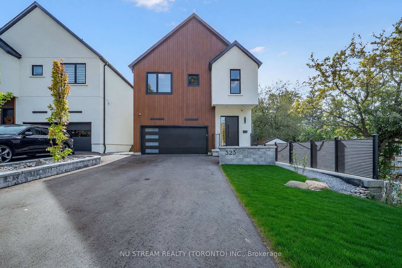 Property Photo:  323 Winnifred Drive  ON L4P 3B4 