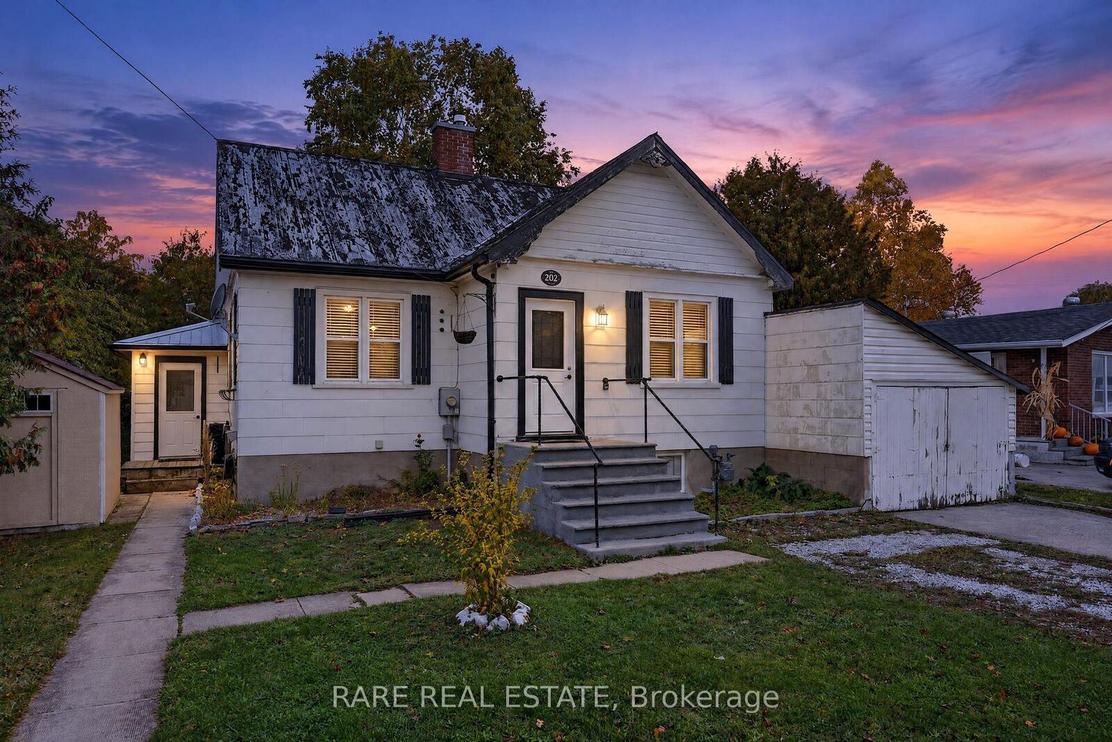 Property Photo:  202 Scott Street  ON L0M 1S0 