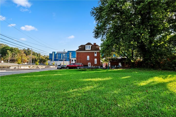 Property Photo: 1112 McIntire Way PA 15014