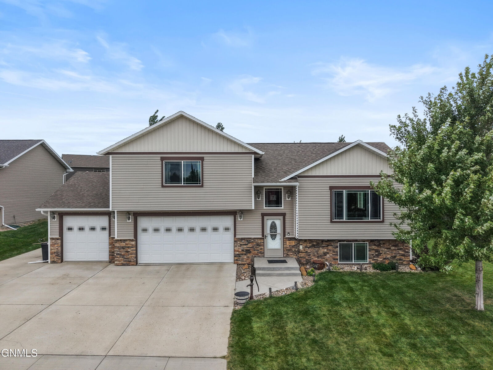 Property Photo:  801 Sunflower Lane SW  ND 58554 