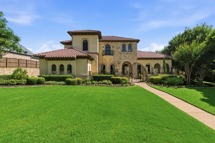 Property Photo: 1100 Tuscany Terrace TX 76262