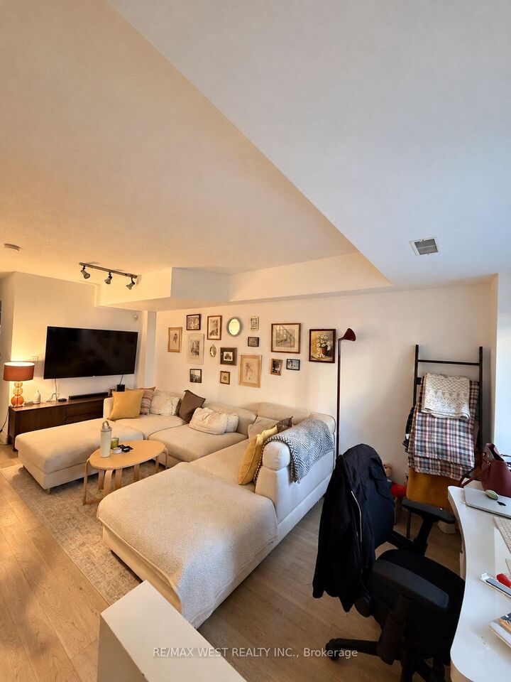 Property Photo:  208 Niagara Street 99  ON M6J 3W5 