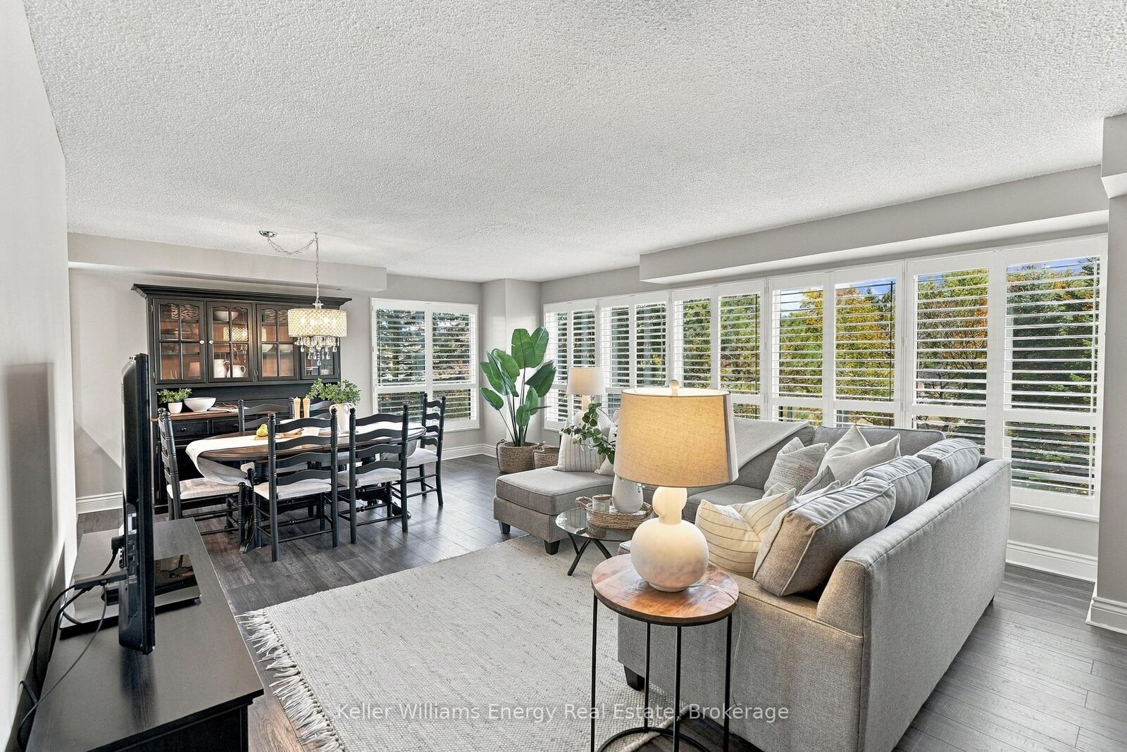 Property Photo: 712 Rossland Road E 302 ON L1N 9E8