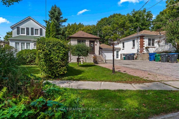 Property Photo:  253 Eaglewood Boulevard  ON L5G 1V9 