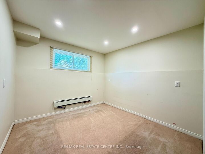 Property Photo:  33 Evergreen Crescent  ON L9Z 1B6 