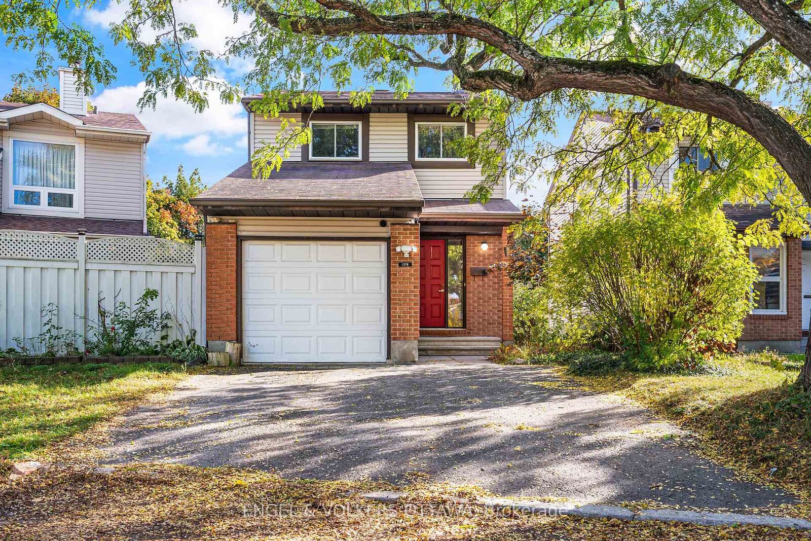 Property Photo: 1379 Ambridge Way ON K2C 3T3