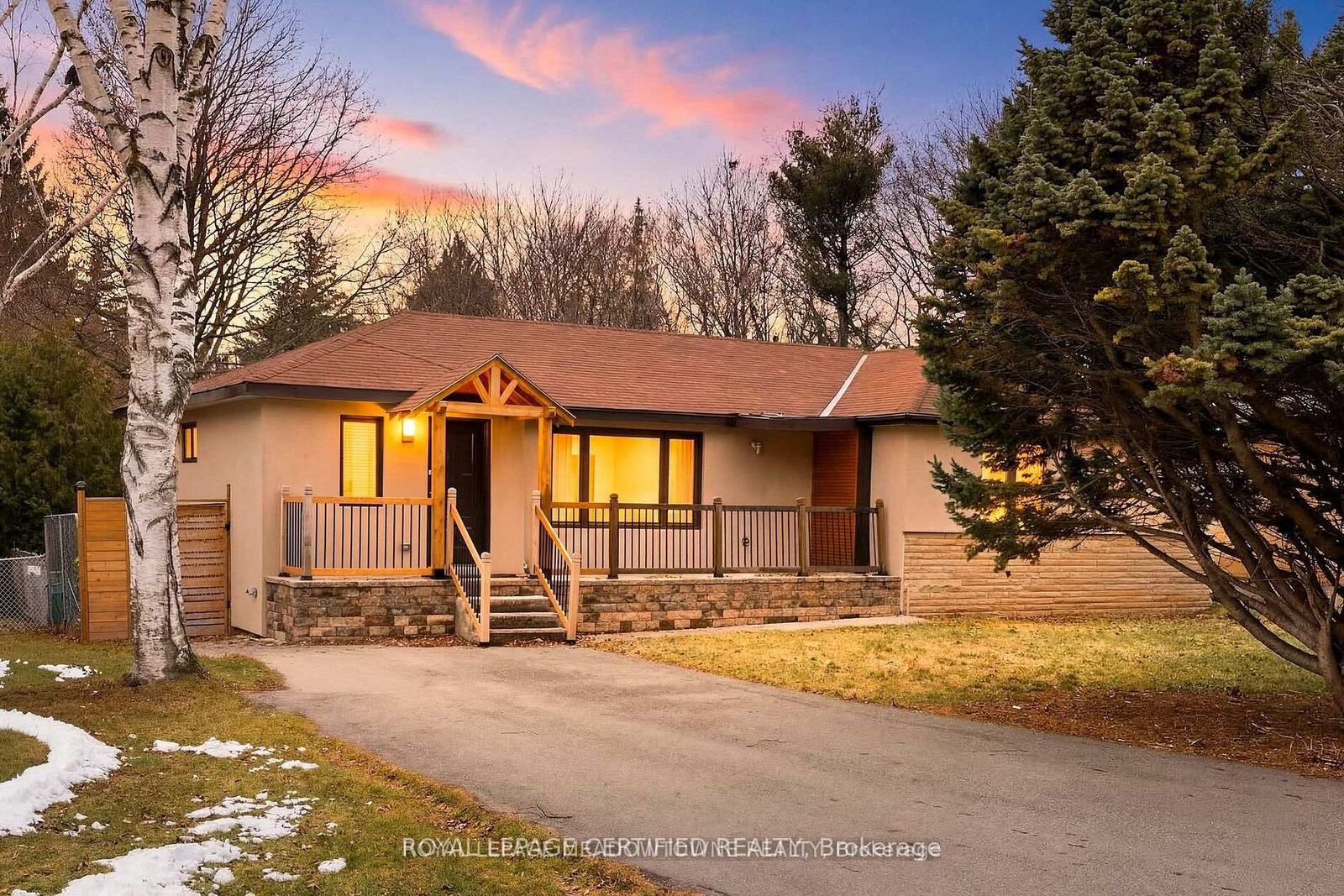 Property Photo:  208 Glen Oak Drive  ON L6K 2J2 