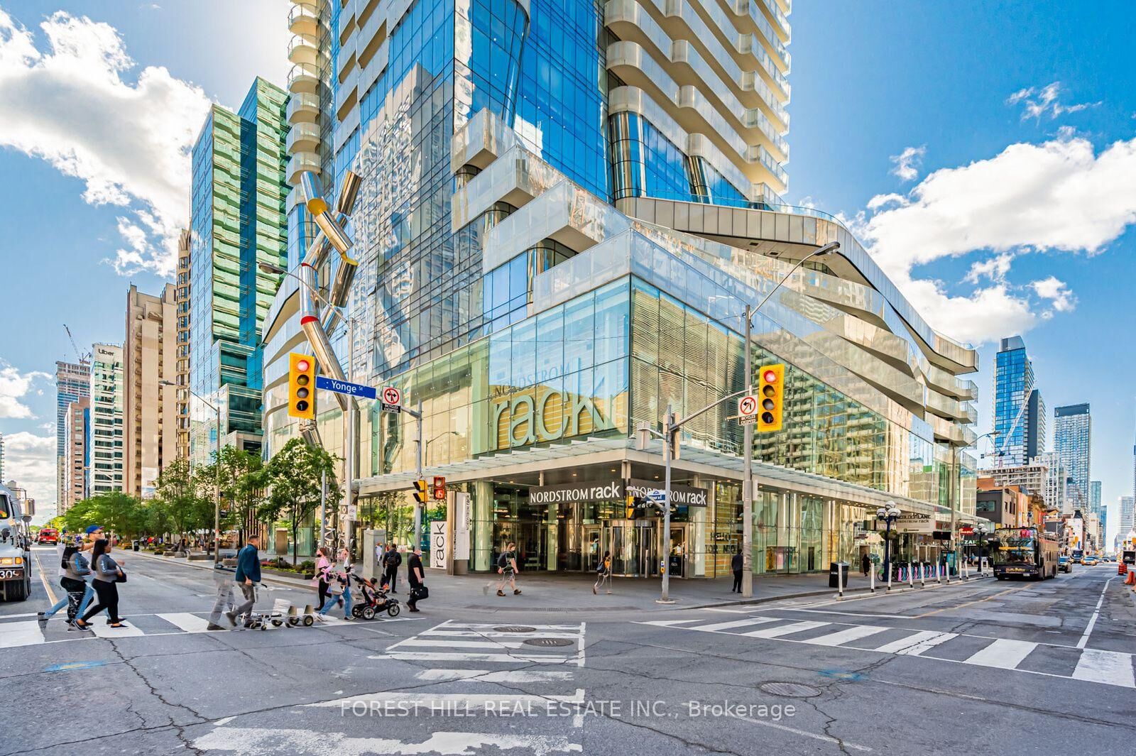 Property Photo:  1 Bloor Street E 6805  ON M4W 0A8 