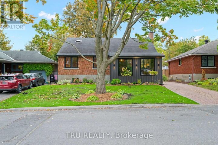 Property Photo: 2110 Honeywell Avenue ON K2A 0P8