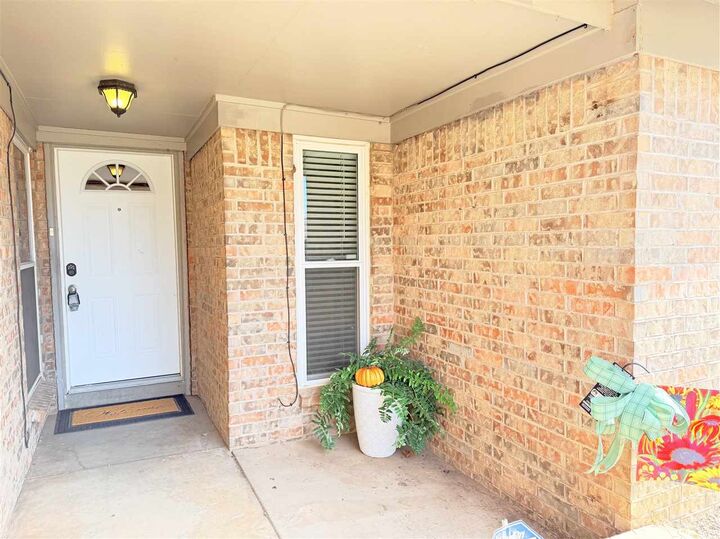 Property Photo: 2305 NW Robinhood Dr OK 73505