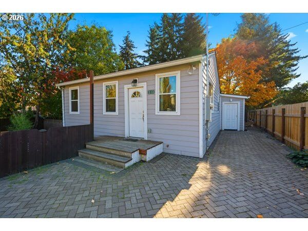 Property Photo:  213 W Ellendale Ave  OR 97338 
