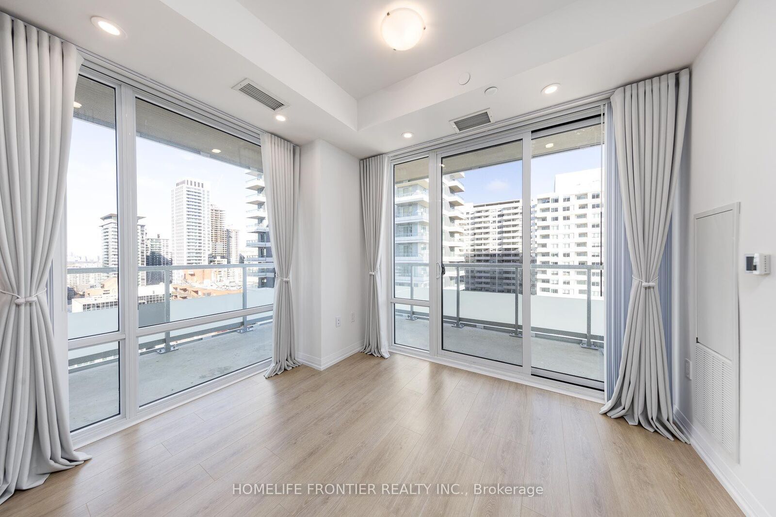 Property Photo:  25 Holly Street 2203  ON M4S 0E3 
